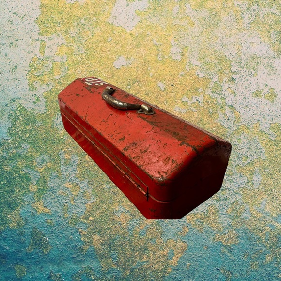 Vintage Rusty Red “STP” Toolbox with miscellaneous items inside. - Picture 7 of 9